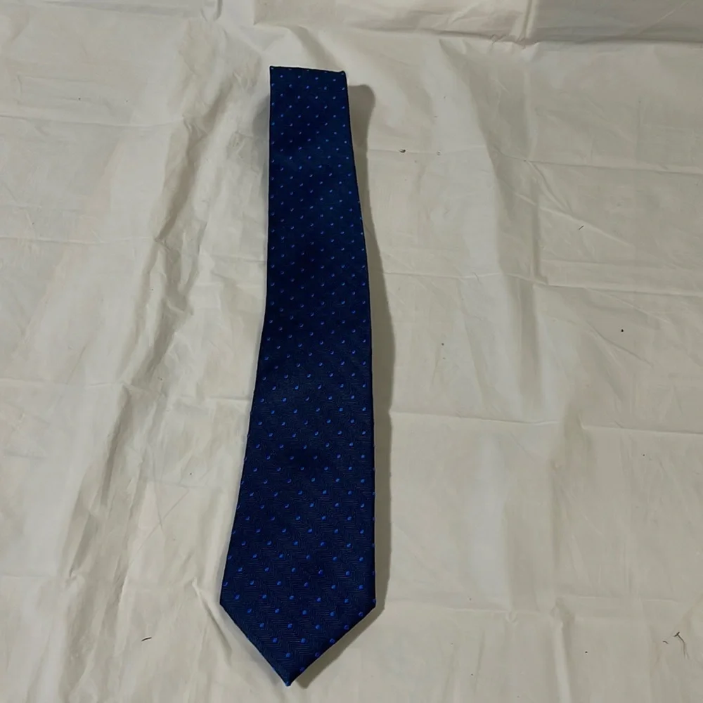 I of men’s dark and light blue tie 3.25”Wx 58”L like new very executive looking - Picture 1 of 8